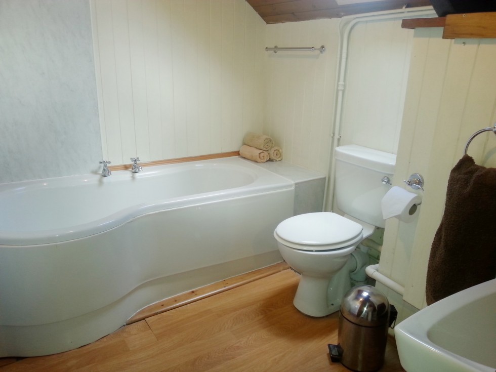 Morlogws-Farm-Cottages-Carthouse-Bathroom