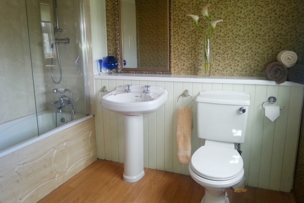 Morlogws-Farm-Cottages-Farmhouse-Bathroom