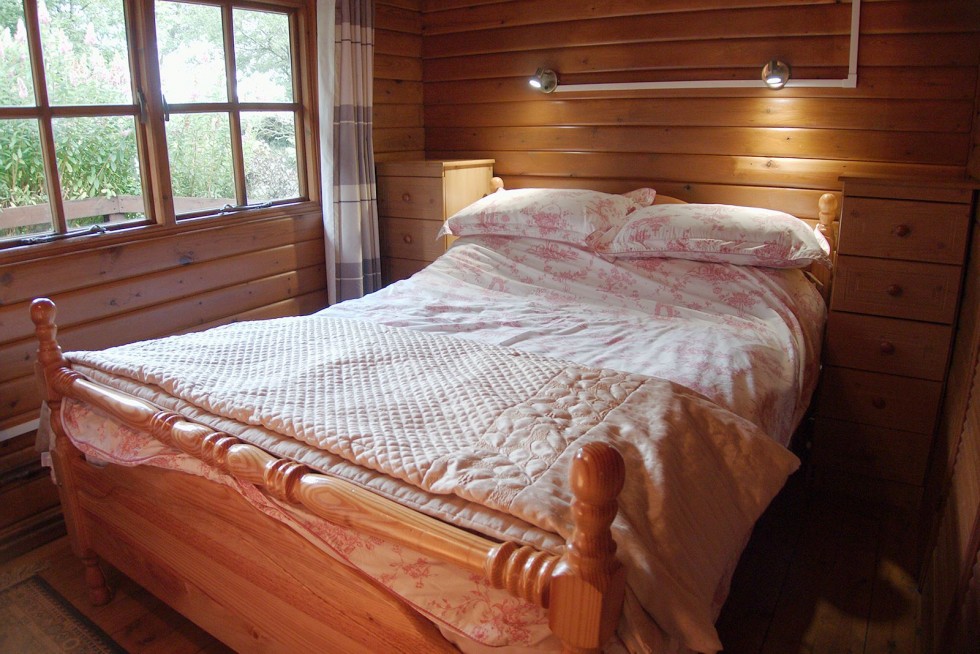 Morlogws-Farm-Holidays-The-Log-Cabin-04