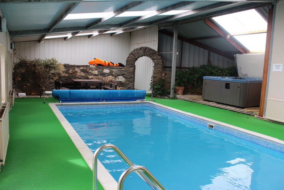 farm-holiday-cottages-pool-01